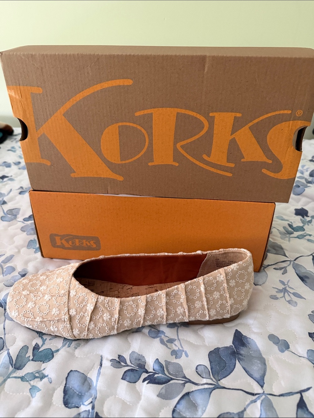 New Kirk’s -Women's Cream Floral Eyelet Ballet Flat woman’s size 10